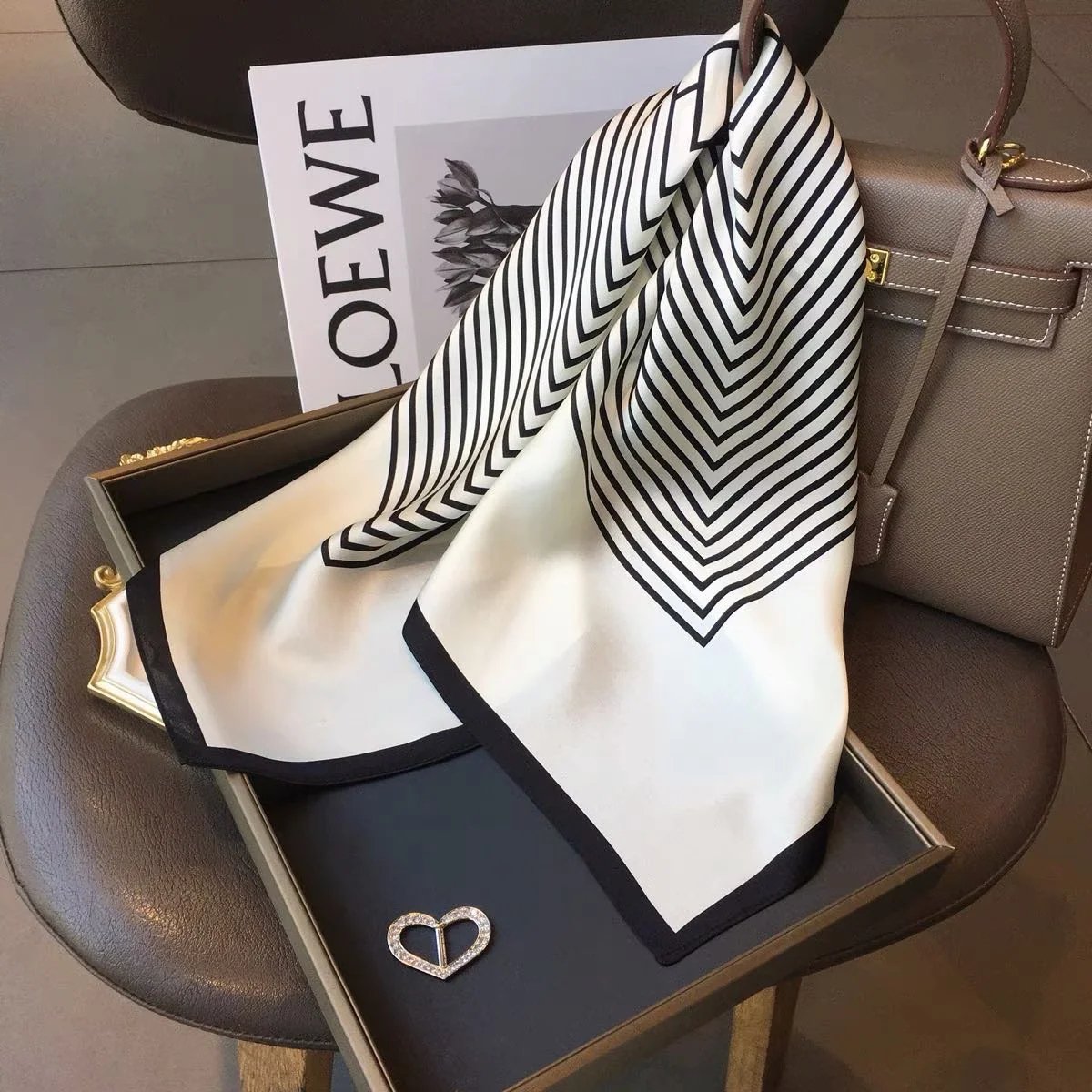 Foulard en soie rayé noir et blanc pour femmes, foulard carré à la mode, Design Simple, 100% soie de mûrier, imprimé 65cm x 65cm
